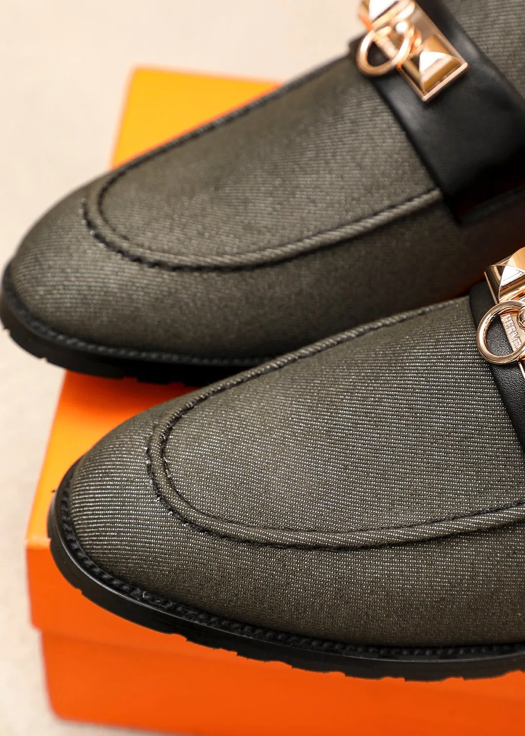 Men's shoes 💰442💐 Product trademark: HERMES "Hermès" casual leather shoes Regular size: 38-44 (45.46.47🉑️customized) Product materials: Selected imported fabric upper + classic hardware buckle, imported water-dyed 🐂 cowhide lining. Strong three-dimensional visual effect, combined outsole Color: 3⃣️colors available